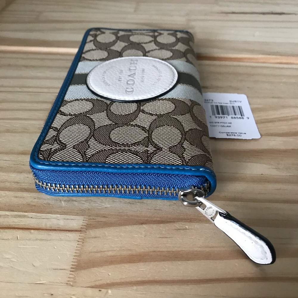 Coach wallet🎈🎈 - Picture 1 of 6